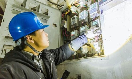男子私調(diào)電表 只用9分鐘節(jié)省80%的電 電工:頭回見