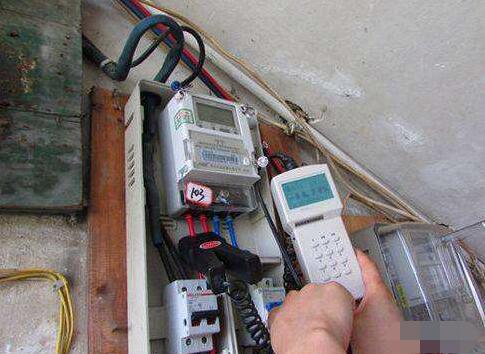 男子私調(diào)電表 只用9分鐘節(jié)省80%的電 電工:頭回見